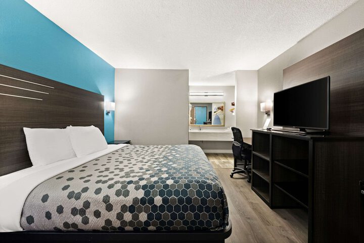 1 King Bed (3 of 7)
