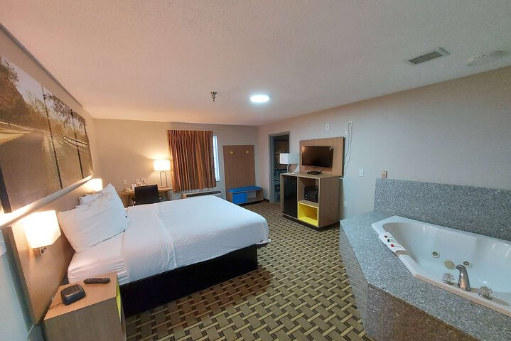 1 King Bed (5 of 11)