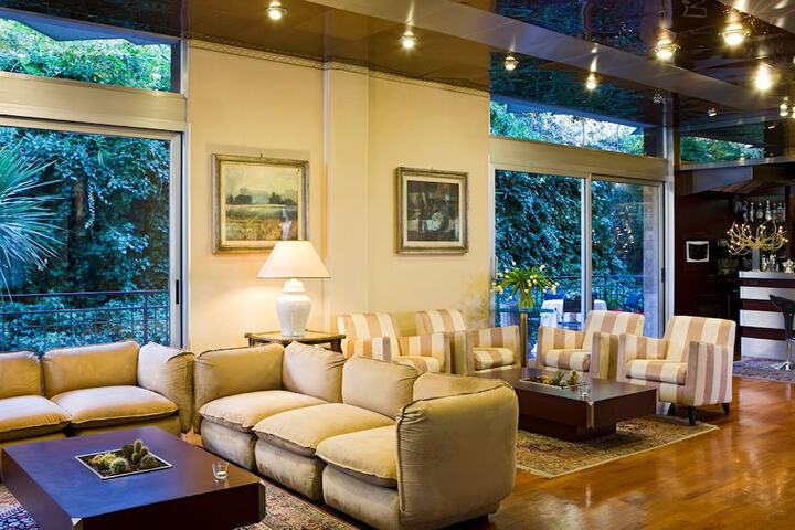 Lounge 25 of 42
