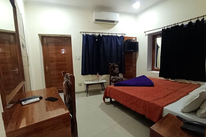 Room 6 of 32