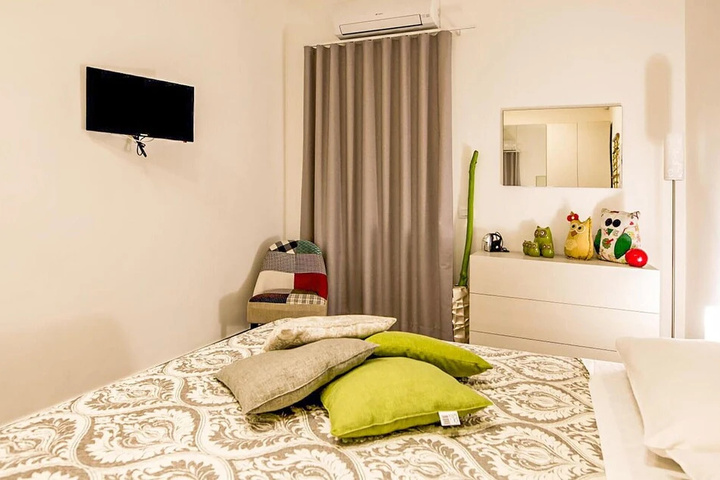 Room 2 of 11