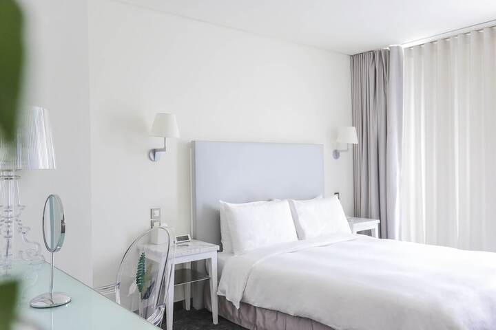 Room 9 of 80