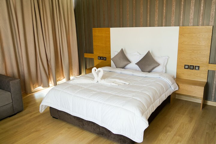 Room 10 of 13