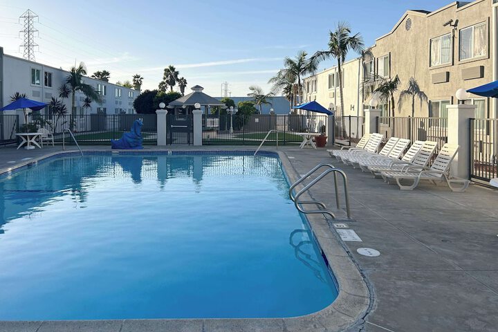 Pool 25 of 32