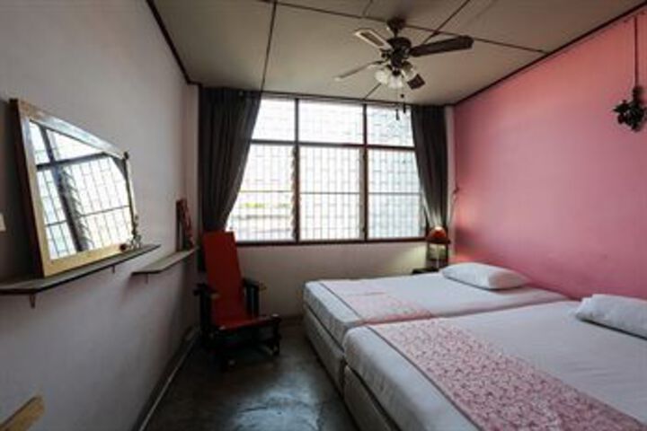 Room 5 of 11