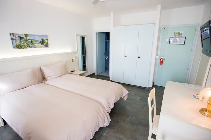 Room 15 of 63