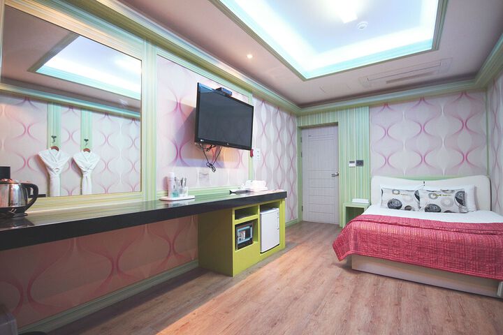 Room 22 of 25
