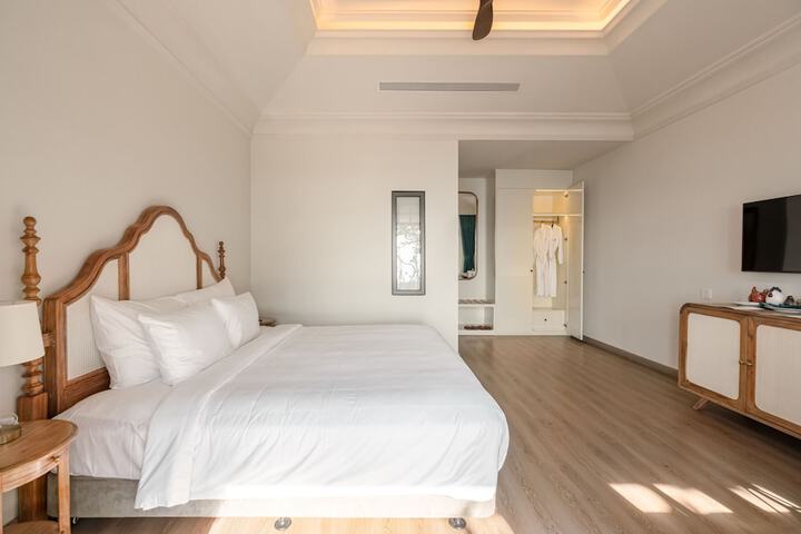 Room 18 of 125