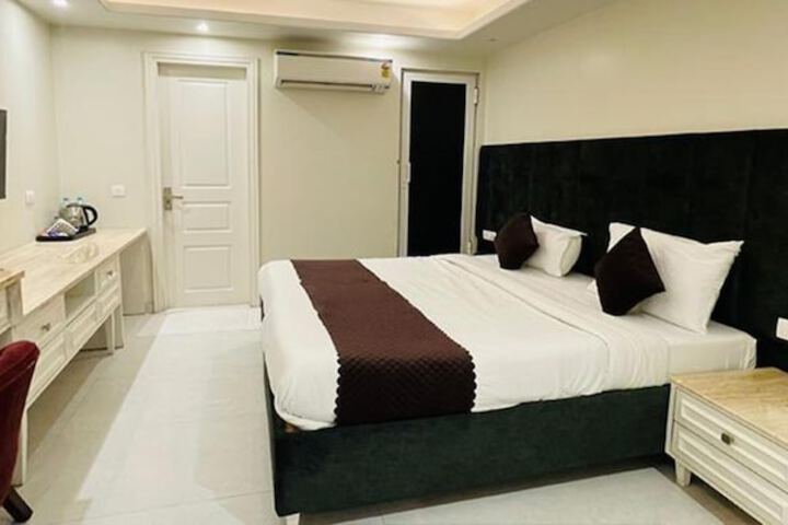 Room 9 of 22