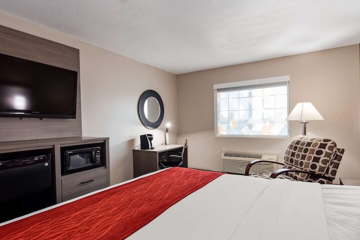 1 King Bed High Speed Internet Accessible Microwave and Refrigerator Desk Flat Screen T (7 of 11)