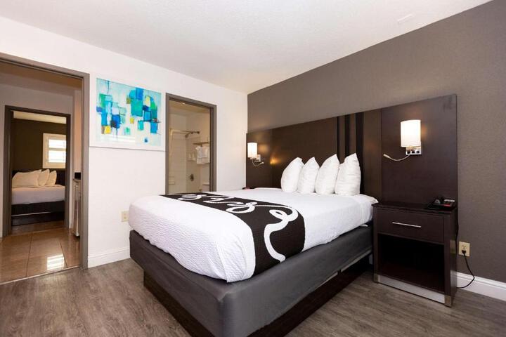1 Queen Bed Flat Screen Television Desk High Speed Internet Accessible Microwave and Refrigerator, Coffee Maker Continental Breakfast (15 of 16)