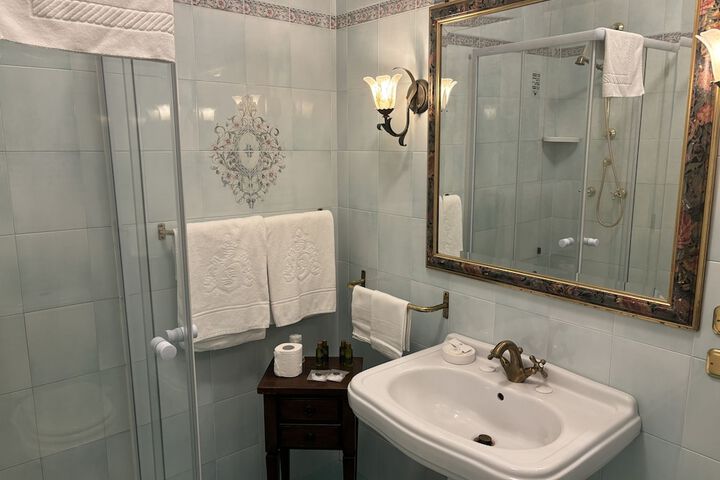 Room 102 of 177