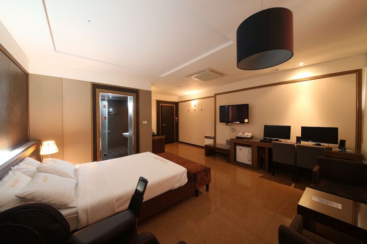 Room 28 of 54