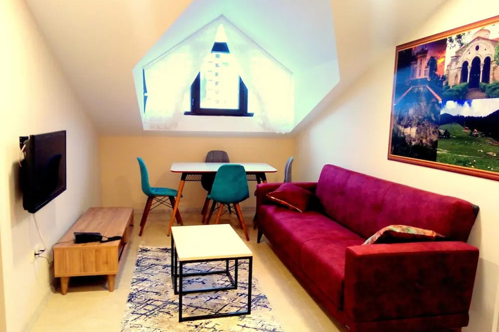 Room 5 of 9