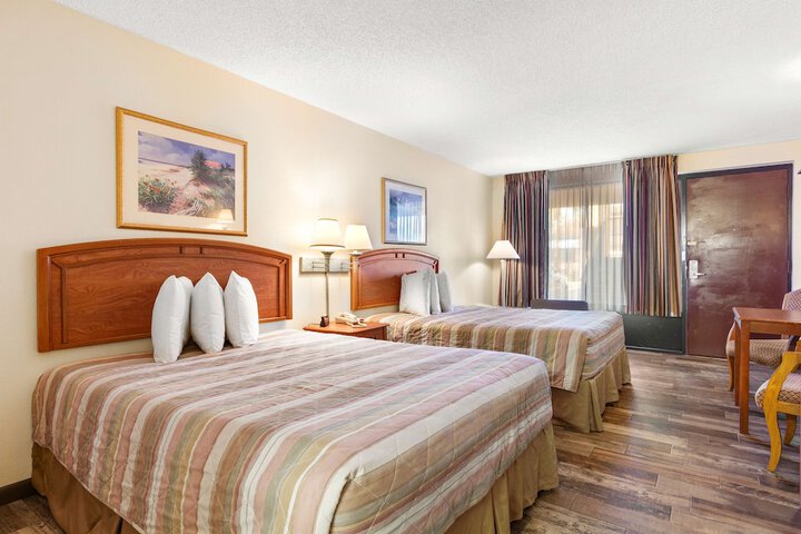 2 Queen Beds (3 of 12)