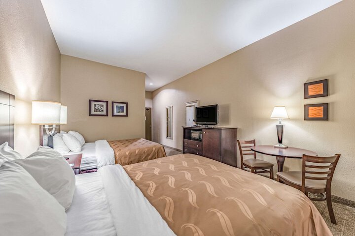2 Queen Beds (1 of 11)