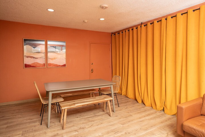 Room 11 of 32