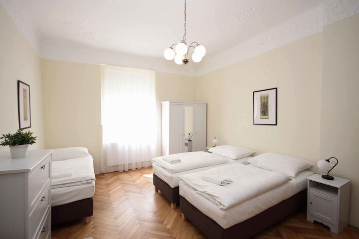 Room 2 of 43