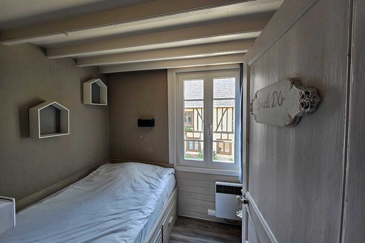 Room 25 of 162