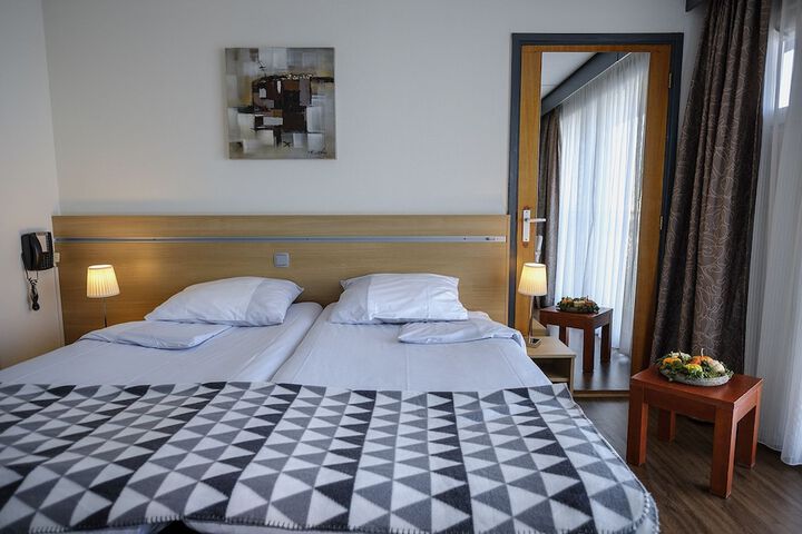 Room 7 of 32