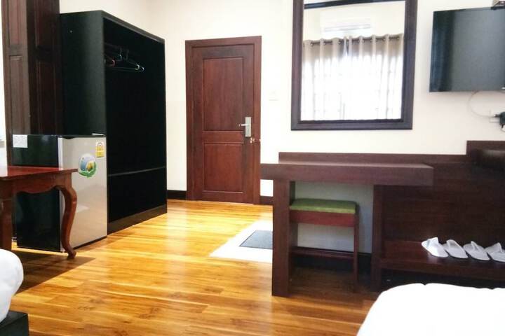 Room 10 of 28