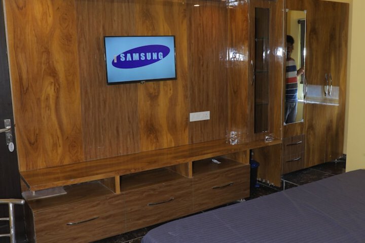 Room 2 of 8