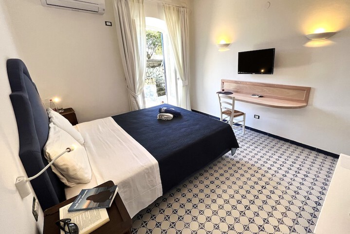 Room 33 of 246