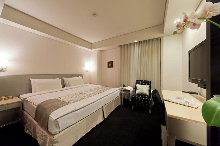 Room 11 of 42