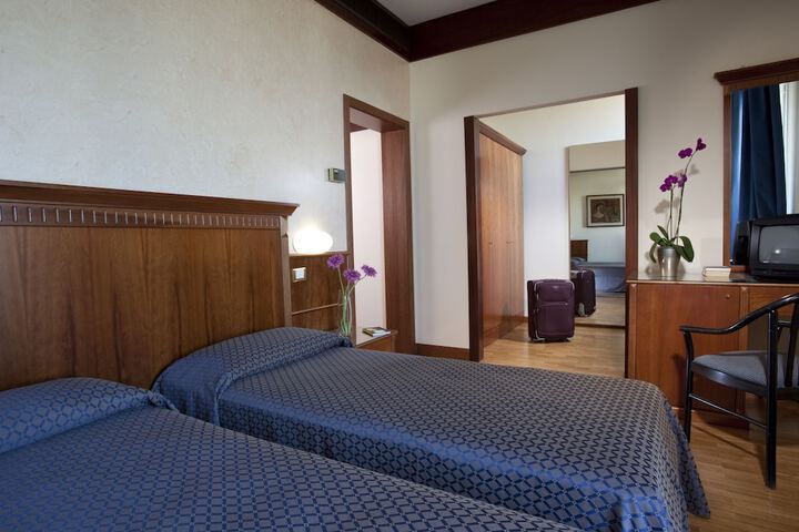 Room 4 of 40