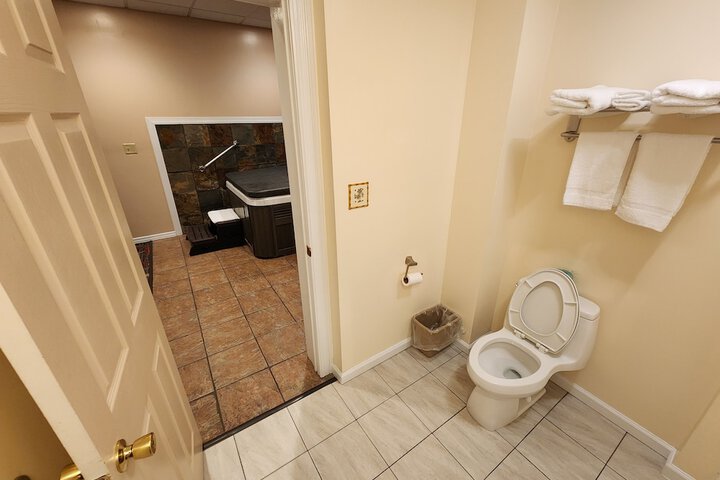Honeymoon Suite Not Pet Friendly (12 of 12)