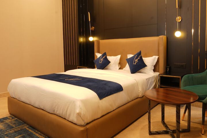 Room 6 of 18