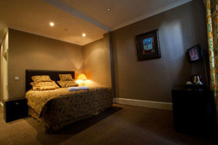 Room 16 of 28