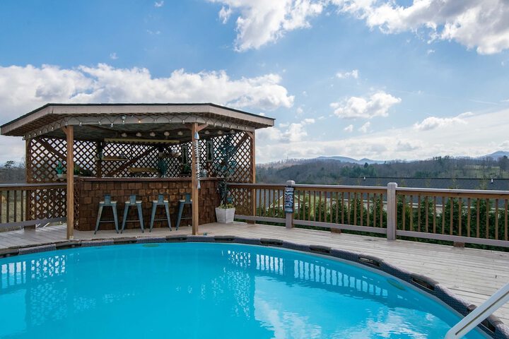 Poolside ADU w Sauna Free Tix Tiki Bar Retreat
