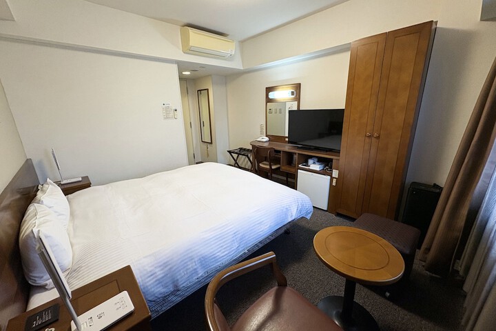 Room 9 of 28