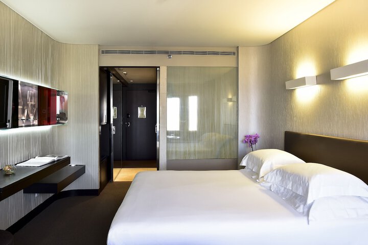 Room 16 of 106