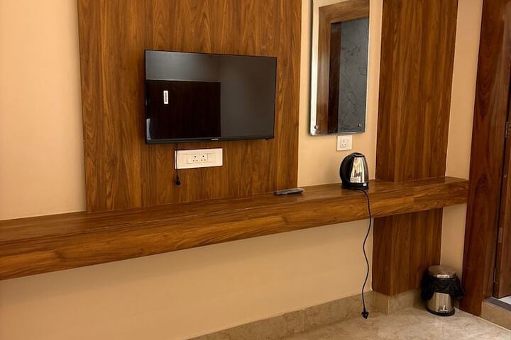 Room 4 of 13