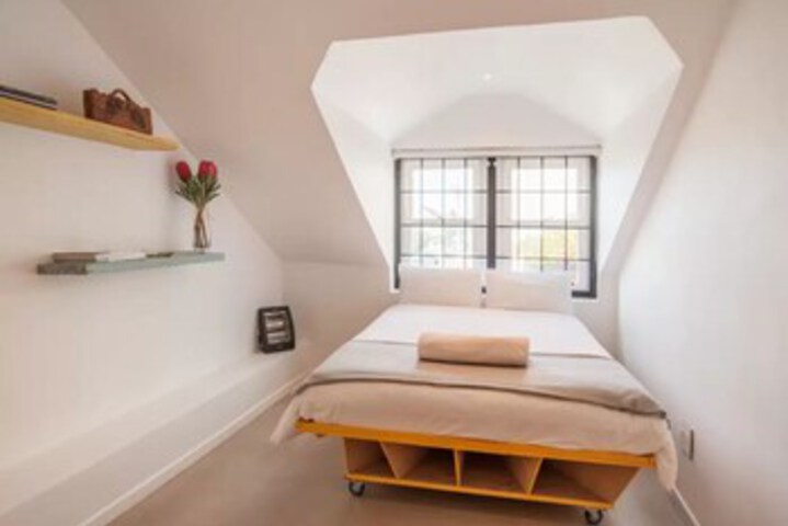 Room 6 of 10