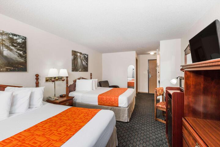 1 Queen Bed (9 of 10)