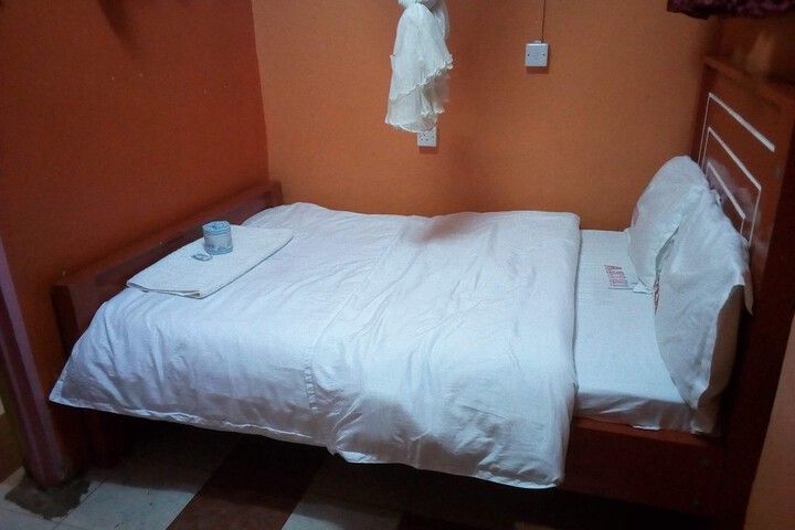 Room 7 of 18