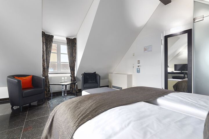 Room 8 of 32