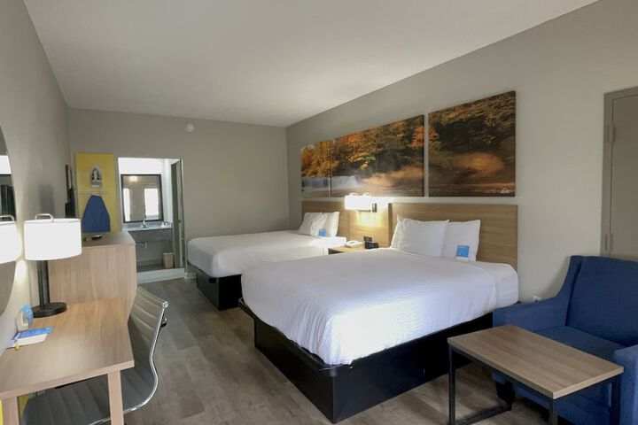 2 Queen Beds (9 of 10)