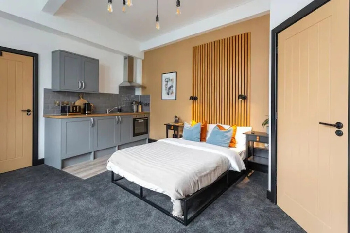 Room 4 of 8