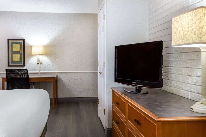 1 King Bed Deluxe Room (19 of 19)