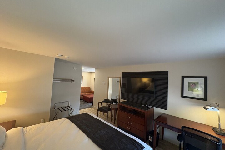 Room 13 of 33