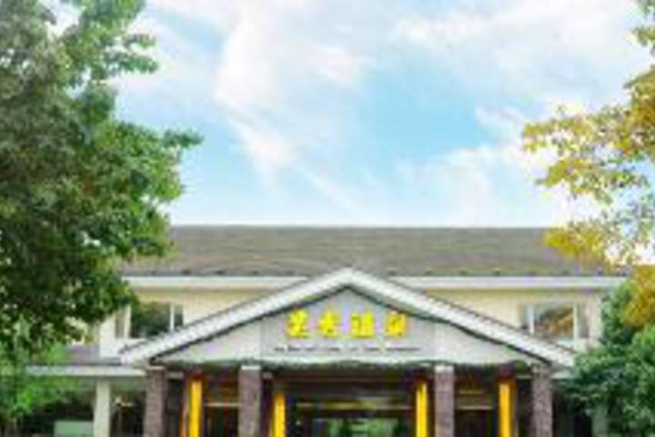 Lingxiu Hot Spring of Emei Mountain
