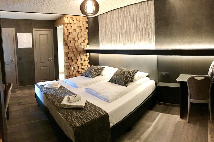 Room 2 of 43