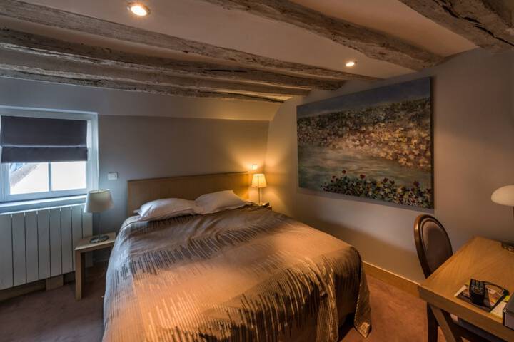 Room 4 of 33