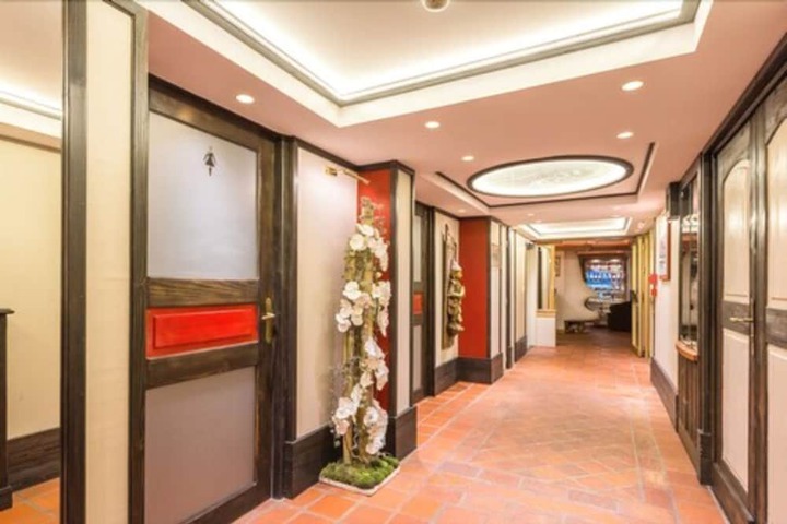 Ballroom/Hall 81 of 92