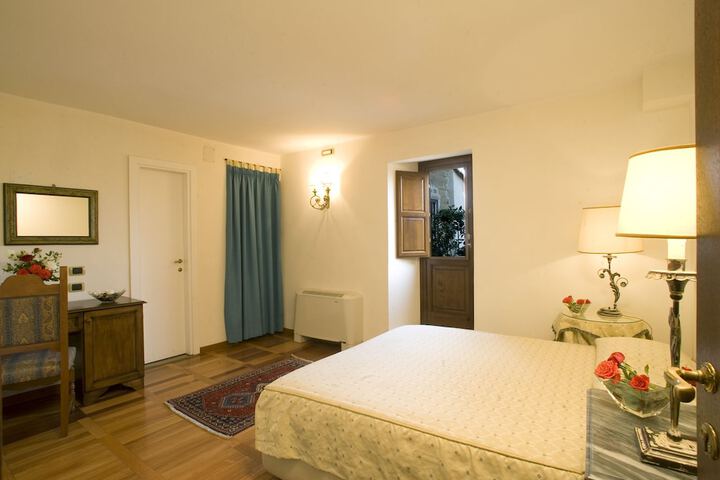 Room 3 of 10