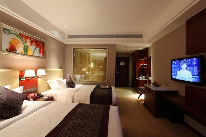 Room 10 of 18